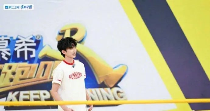 徐梦桃发预告将踢馆《奔跑吧》，蔡徐坤表示欢迎桃桃，你对二人有哪些期待？