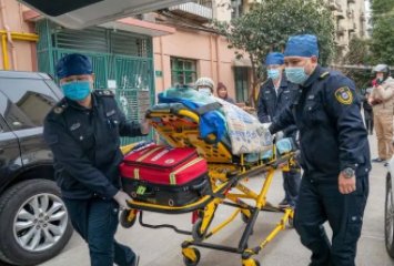 上海120医生未向求救患者施救被停职，作为医生，此举有何不妥之处？