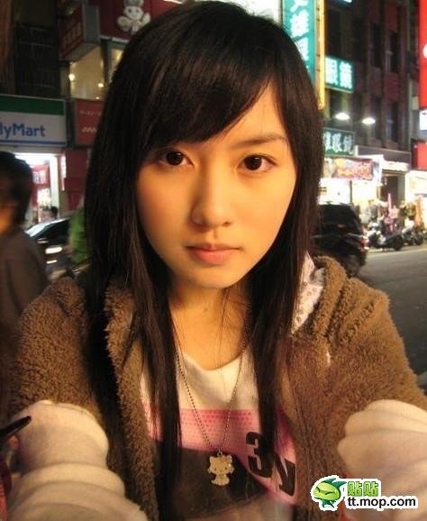 请问图中的这个女的叫什么名字，网上有很多她的照片就是不知道叫什么。