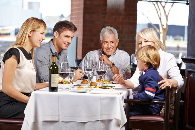 姐姐总是欺负弟弟，拿弟弟玩具玩，我该如何教育她？