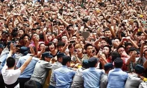 代表建议明星返还金条等贵重应援礼品，应援礼品的作用是什么？