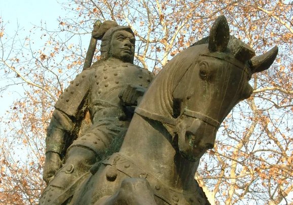 白狼山之战阵斩蹋顿的是谁