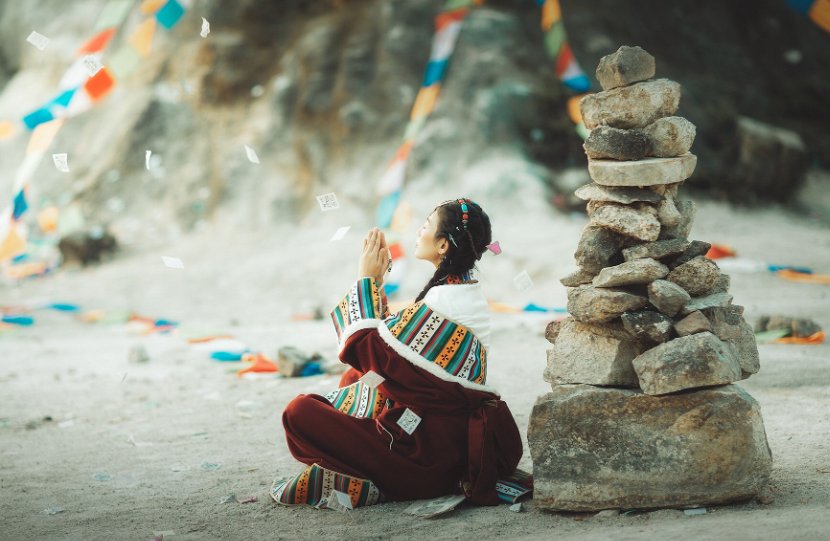 扎心了！爷爷去世5岁孙子独自到墓前跪拜，这一幕为何让人破防？