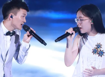 为什么郭沁在比赛的时候坐在椅子上？