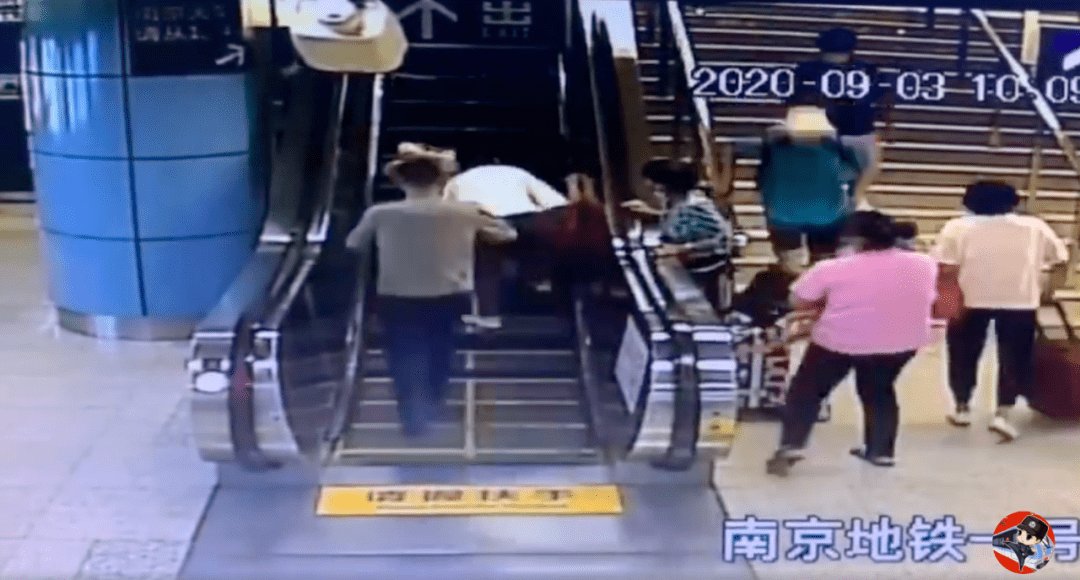 老夫妻地铁站摔伤拒绝通知家人，他说了什么话？