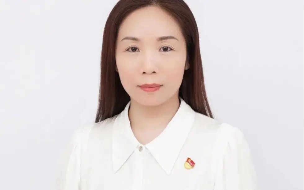 缺席女儿的成人礼,冲上热搜的刘红英到底做错了什么?