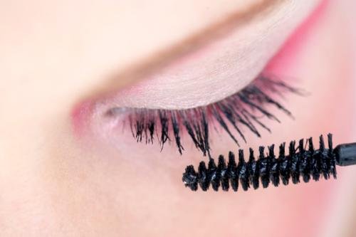 通过观察，大多数上眼皮上的眼毛都比下眼皮的多，究竟为什么？