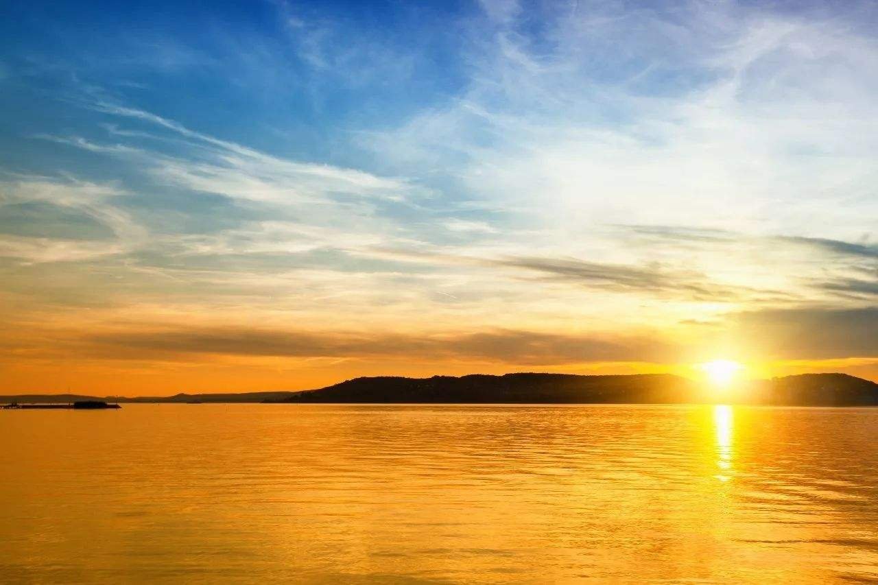 红日初升的上一句是什么