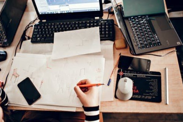 造价工程师中，王双增、王英、王玲、左红军谁案例分析讲得好？