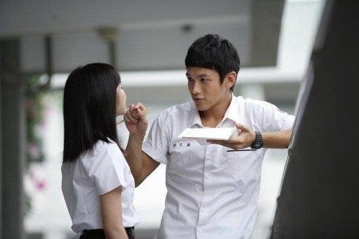 我和我同桌做过最暧昧的事情就是接吻。