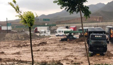 吴京拍戏遭遇意外，面对山洪处变不惊，网友大喊别把自己当战狼，有多敬业？