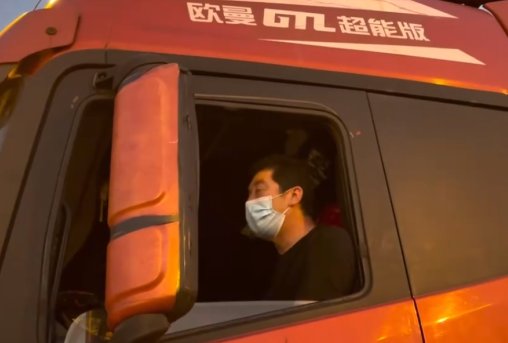 滞留在上海司机吃10天泡面喂副驾爱犬鸡蛋，狗狗有个怎样的主人？