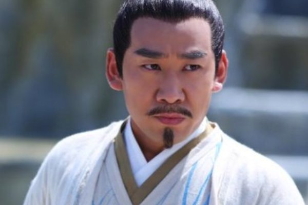 《花千骨》摩严最恨花千骨，为什么又救她，不是最有意见吗？