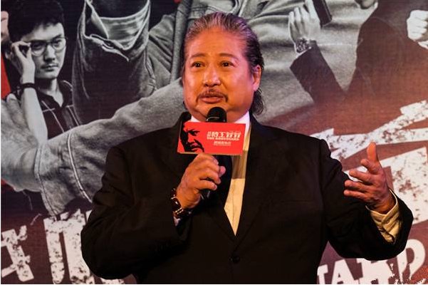 在香港没人敢惹洪金宝,他究竟有着怎样的背景?