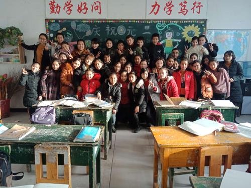 “追梦女生”带着妈妈上大学，现在带妈妈实习，这个女孩的生活有多辛苦？