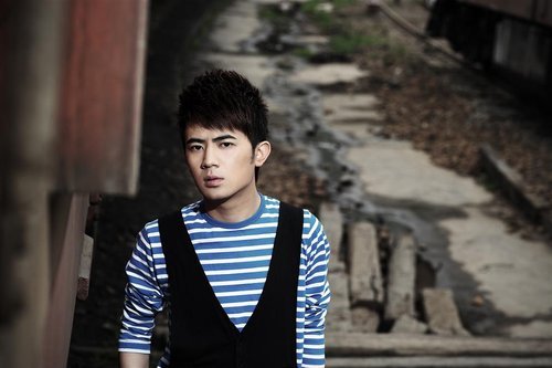 请问文筱芮的新歌《眼泪学不会》MV里面的那个帅哥是谁啊~！？