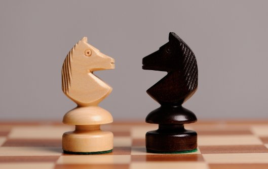 在...对面(英文翻译)