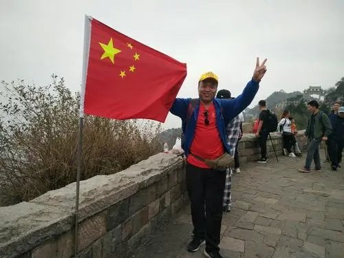 山东泰安高二男生扛国旗夜爬泰山，这位男生为何会这么做？