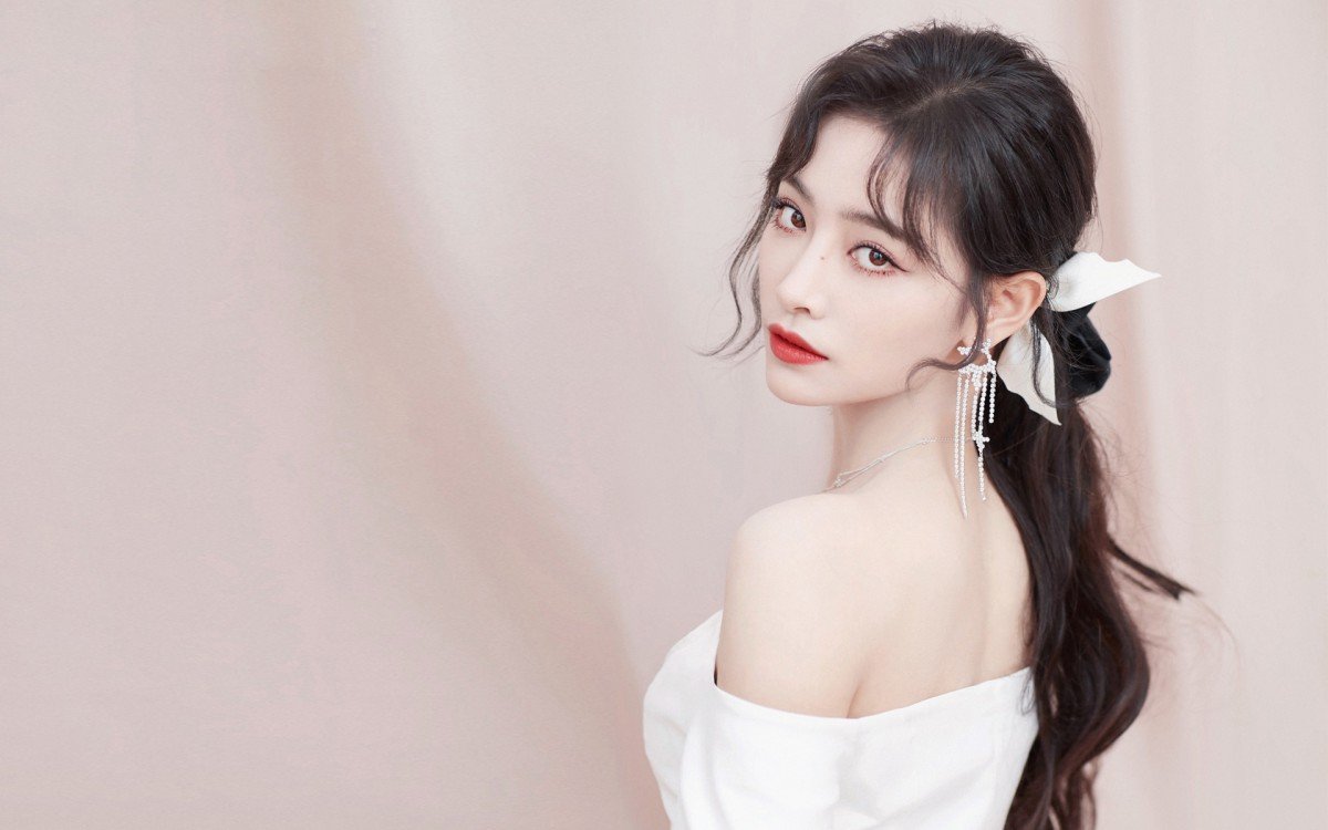 有八卦媒体拍到魏哲鸣搂许佳琪肩膀,他们之间究竟是什么关系?