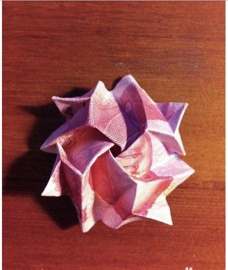 折玫瑰花成了大家心仪的对象，怎样用钱折玫瑰花呢？