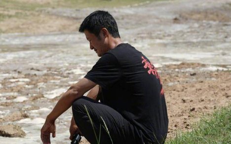 吴京拍戏遭遇意外，面对山洪处变不惊，网友大喊别把自己当战狼，有多敬业？