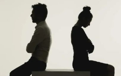 高管隐婚与女子同居被举报，上级单位介入，此事有何处理进展？