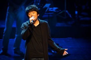 老狼在北京初雪纷飞中弹唱《北京的冬天》,他的歌声为何如此具有感染力?