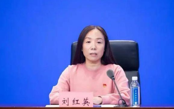 缺席女儿的成人礼，冲上热搜的刘红英到底做错了什么？