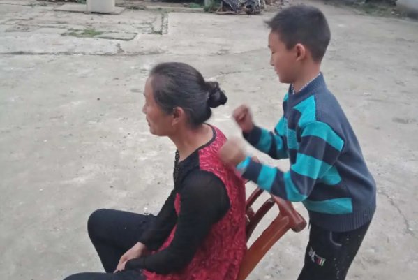 女孩帮爷爷奶奶收秋，整袋玉米艰难抡上肩，你为爷爷奶奶做过哪些暖心之举？