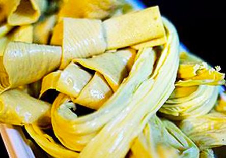 腐竹是由竹笋制成的吗？