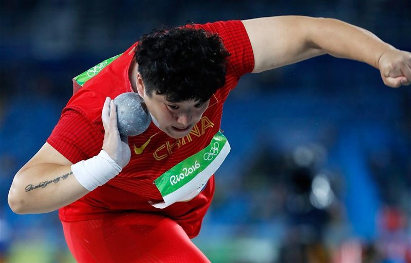 原地侧向推铅球的动作要领是什么