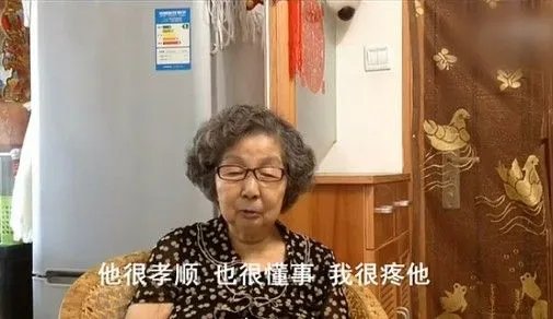 90岁外婆给44岁外孙强塞零花钱！有外婆的爱有多幸福？