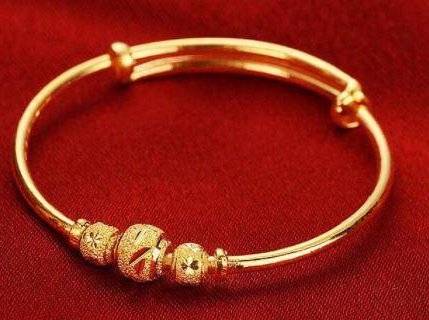 女子用地摊货换走闺蜜孩子金手镯，这样的闺蜜应该绝交吗？