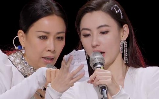 那英在袖口找小抄，看到这样的画面，你有什么想说的？