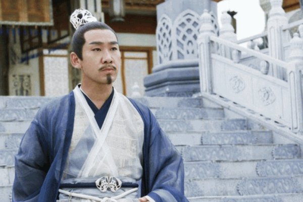 《花千骨》摩严最恨花千骨，为什么又救她，不是最有意见吗？