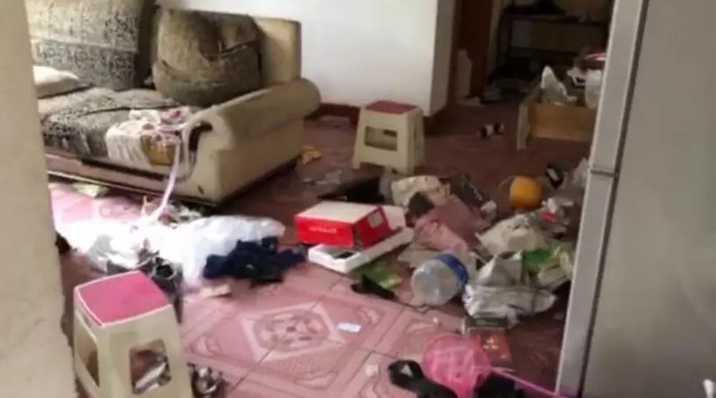 广东佛山一小伙退房留满屋垃圾,打扫花了一千,房间里的垃圾究竟有多少?