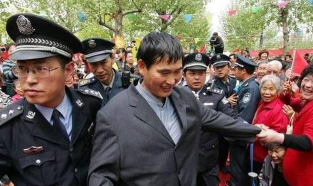 多年后再看朱之文,才明白他为何宁愿被村民吸血,也不肯搬离农村,啥原因?