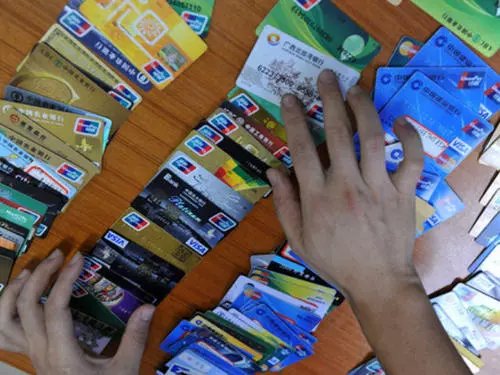 银保监会规定银行不得强迫老年人使用银行卡，银行应该如何协调落实？