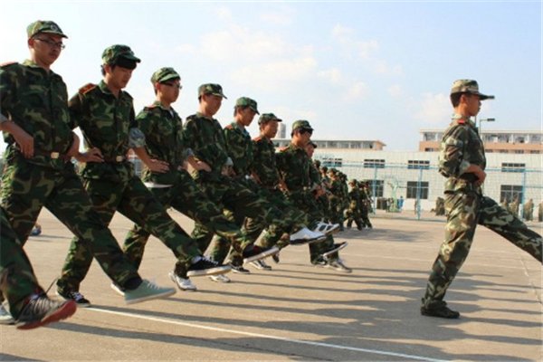 对于老人车祸受伤，民警“咆哮式”开道送医，这样的行为会有人反感吗？