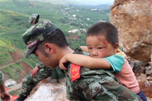 对于老人车祸受伤，民警“咆哮式”开道送医，这样的行为会有人反感吗？