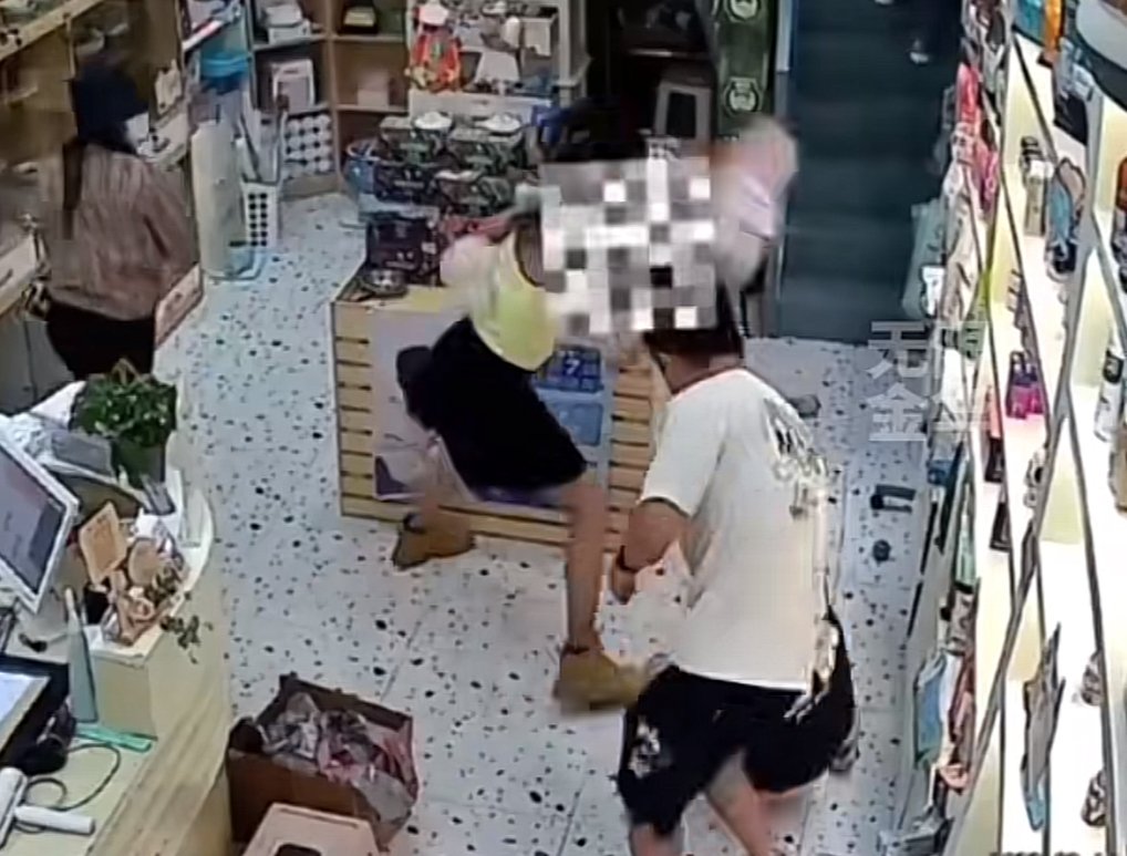 成都一美容师抓狗用力过度遭狗主人殴打，究竟是谁的错？