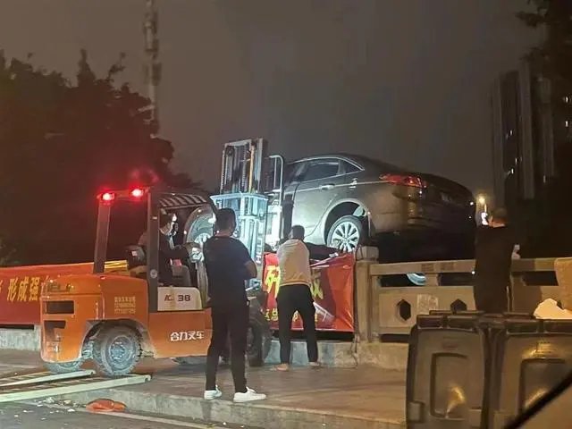 车位被占，男子叫来叉车把占位轿车扔进了河中，警方怎么通报这件事的？