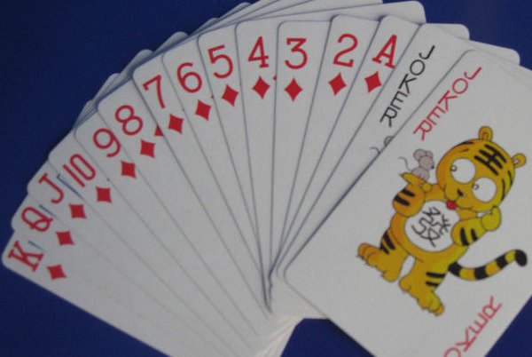 扑克牌同花和同色的区别