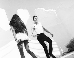 记得迈克尔•杰克逊有首MV是和 美国黑珍珠拍的，整个画面都是黑白的（隐约记得...）然后好像还有牛