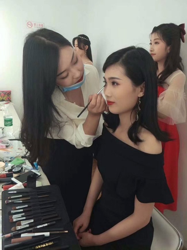 想学化妆，大约需要多少钱？