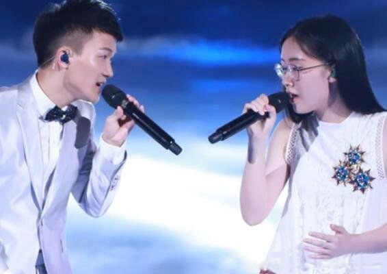 郭沁个人资料简介 腿是怎么回事为什么坐在椅子上唱