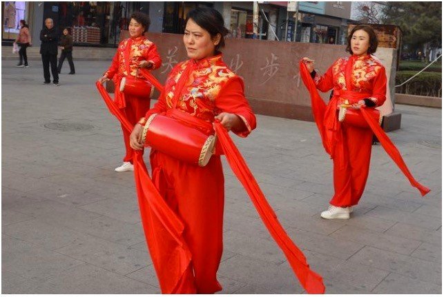 腰鼓开门红分解动作