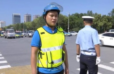 外卖员骑车逆行被执勤交警拽倒造成擦伤，逆行违规下交警的做法合理吗？