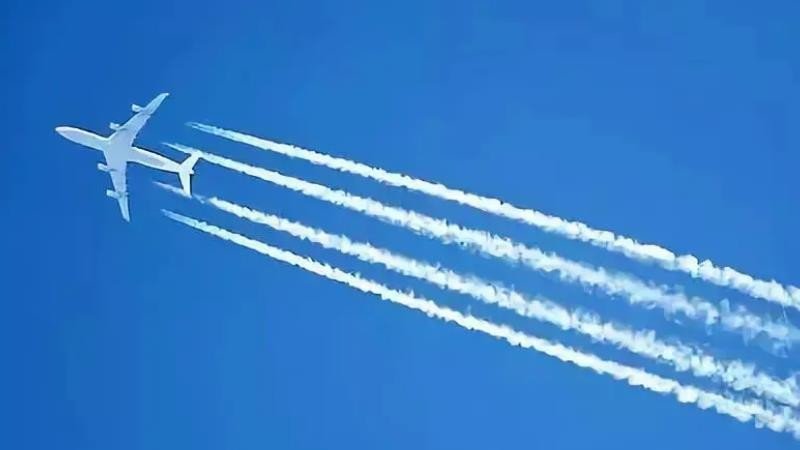 飞机拉线是怎么回事