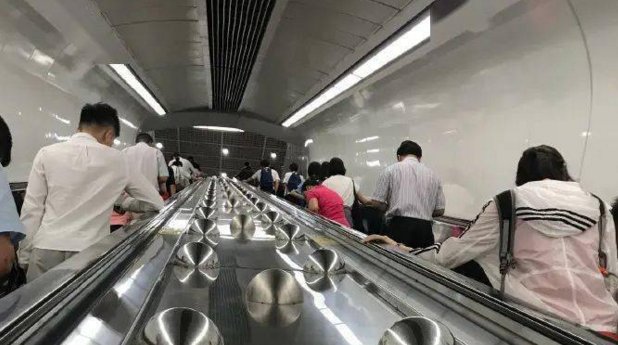 老夫妻地铁站摔伤拒绝通知家人，他说了什么话？